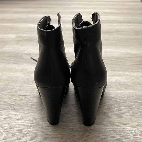 Black ankle boots. Candie’s size 7 1/2. - Picture 4 of 9